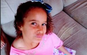 Criança de 8 anos que foi encontrada morta no sofá do vizinho, estava com mãos amarradas e fita no pescoço