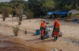 Mais consciência: ação de limpeza na Praia da Lua retira diversas latas, garrafas e sacos