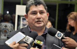 Motorista de app ameaça divulgar fotos íntimas de passageira após ela esquecer celular no carro dele, em Manaus