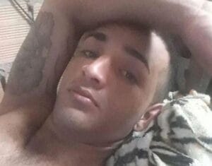 Armado com uma faca, homem invade casa e estupra adolescente de 13 anos em Manaus; Ele está foragido
