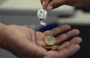 ‘Ofertar qualquer produto no lugar do troco é prática ilegal’, ressalta diretor-presidente do Procon-AM