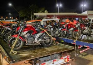 Integrantes do ‘rolezinho’ e do ‘grau’, avançaram as motos contra os membros do Detran, durante operação