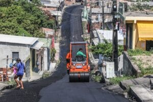 ‘Asfalta Manaus’ cumpre meta de gestão e alcança mais de 2 mil ruas na capital no primeiro ano de atuação