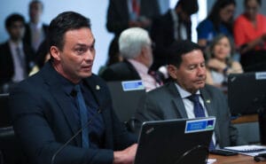 Senado aprova equiparação de milícias e facções a terroristas