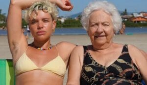 Atriz Bruna Linzmeyer exibe axilas em foto com a avó: ‘Por que uma mulher tem que ser feminina de tal padrão?’