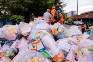 Famílias afetadas pelas chuvas de Manaus recebem kits de assistência humanitária