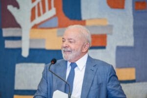 Lula retorna ao Brasil após extensa agenda no Japão
