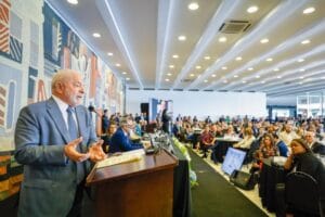 Lula reclama em reunião no Conselhão que não se pode falar de juros
