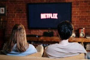 Netflix começa a taxar brasileiros em R$ 12,90 por compartilhamento de senhas