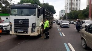 Prefeitura intensifica fiscalização em caminhões na zona máxima de restrição para garantir segurança viária de Manaus