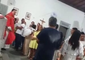Padre que expulsou padrinho de igreja e se recusou a batizar criança pede desculpas: ‘Me exaltei’
