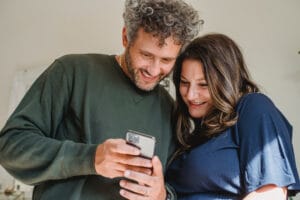 Estudo aponta que casais que não expõem a relação na internet são mais felizes