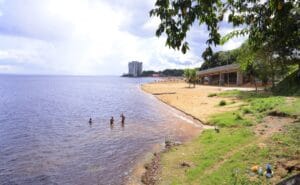 Prefeitura orienta banhistas para cuidados com cheia e estreitamento da faixa de areia