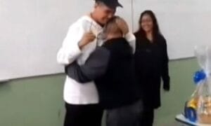 ‘Soube receber meu filho de uma forma diferente, não só pela deficiência’, diz mãe ao homenagear melhor amigo