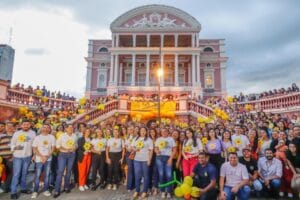 Teatro Amazonas é iluminado em alusão ao combate à exploração sexual de crianças e adolescentes