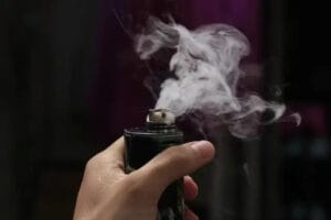 Técnico de enfermagem tem pulmão perfurado após uso de vape