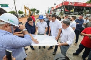 Wilson Lima e prefeito David Almeida vistoriam obras do complexo viário na avenida das Torres