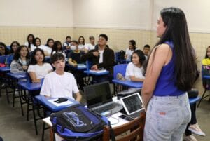 Estudantes do ensino médio terão poupança para permanecer na escola