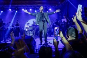 Elymar Santos movimenta casa de praia Zezinho Corrêa com os melhores sucessos da música romântica