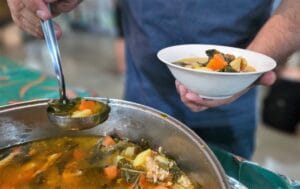 Saiba como se prevenir de doenças com alimentação segura e hidratação durante o festival de Parintins