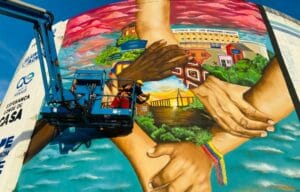 Grafite no reservatório de água do Núcleo 23 destaca a integração de refugiados em Manaus