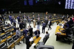 Câmara aprova projeto que pune discriminação de políticos