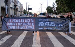 Campanha já identificou mais de 56 famílias com menores pedindo dinheiro nos semáforos de Manaus
