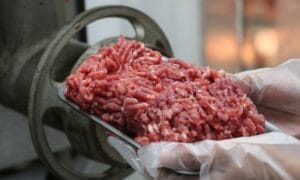 Preço alto leva brasileiro a reduzir consumo de proteínas, aponta pesquisa