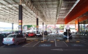 Mais de 40 motoristas são autuados em Manaus por uso irregular de ‘vagas especiais’