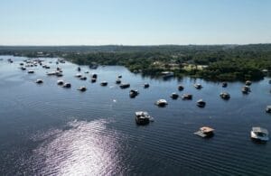 Manaus inicia notificação de 900 flutuantes irregulares do Tarumã-Açu