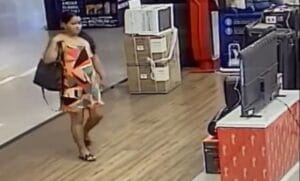 Mulher furta caixa de som de loja em shopping de Manaus e polícia pede ajuda pra localizá-la