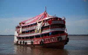 Caprichoso e Garantido recebem reforço com a chegada dos barcos do MAG e Marujada