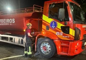 Mais de 80 mil litros de água foram usados para conter incêndio na TVLAR, informa Corpo de Bombeiros