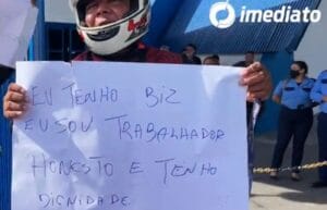Motoboys se reúnem e manifestam na frente do trabalho da servidora municipal: ‘O que a gente pede é respeito’