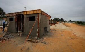Novo conjunto de quiosques, playground e playpet estão em construção no parque Amazonino Mendes