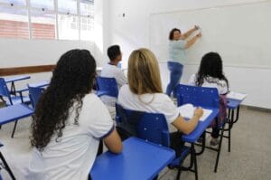 Reajuste de 8% dos profissionais da educação é aprovado na Aleam