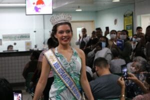 Miss Rondônia, Khrystma Siberth, realiza visita e canta para pacientes da FCecon