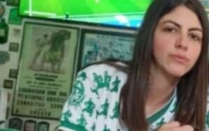 Inconformados, pais de torcedora que foi morta em briga desabafam: ‘tiraram nossa menininha’