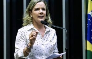 Lula nomeia Gleisi Hoffmann para comandar articulação política