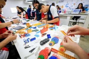 Tadeu de Souza entrega o 51º laboratório de robótica em Manaus
