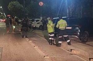 Operação de trânsito autua mais de 40 veículos por estacionamento irregular em ciclovia