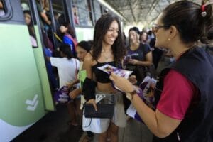 Campanha ‘Deixa de Enxerimento’ sensibiliza usuários de ônibus no T3 contra importunação sexual