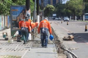 Em Manaus, prefeitura intensifica obras de construção da ciclovia na Ponta Negra