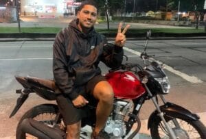 Motoboy come lanche de clientes que se recusam a buscar a entrega na portaria: ‘Não é obrigação nossa subir’