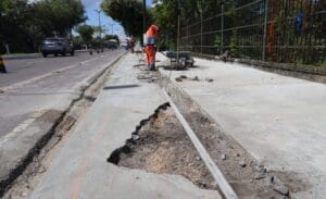Reparo é iniciado em trecho danificado da ciclovia da Ponta Negra e obra é custeada por casa de shows