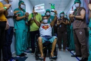Primeiro transplantado renal da rede pública do Amazonas deixa hospital sob aplausos: ‘Vida nova’