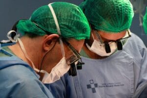 Primeiro transplante renal inédito em Manaus durou 4 horas e pai fez a doação para seu filho