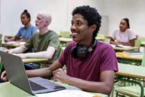 Não concluiu o Ensino Fundamental ou Médio? SESI abre 500 vagas gratuitas; veja como participar