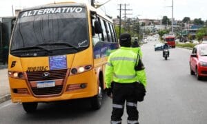 Agentes de trânsito de Manaus passam a fiscalizar CNH, documento do veículo e realizar teste de alcoolemia