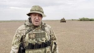 Avião russo cai e mata líder de grupo mercenário, Yevgeny Prigozhin